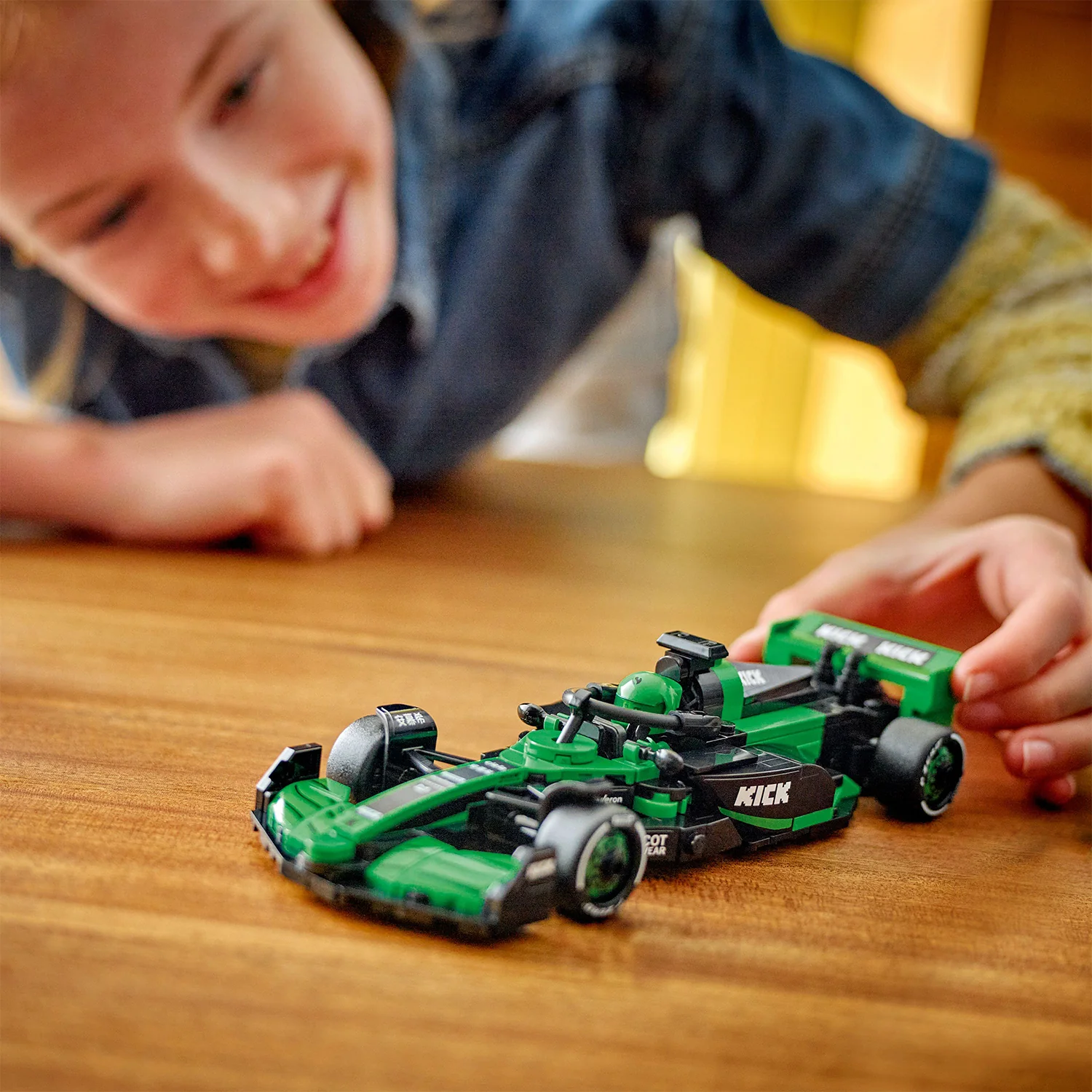 LEGO® Speed Champions - KICK Sauber F1® Team C44 Race Car