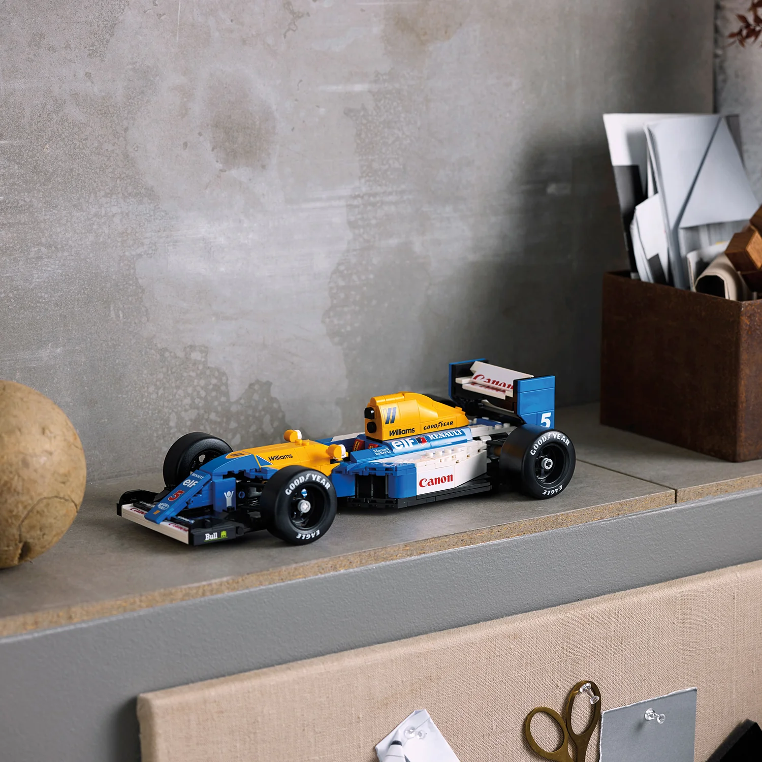 LEGO® ICONS™ Williams Racing FW14B & Nigel Mansell