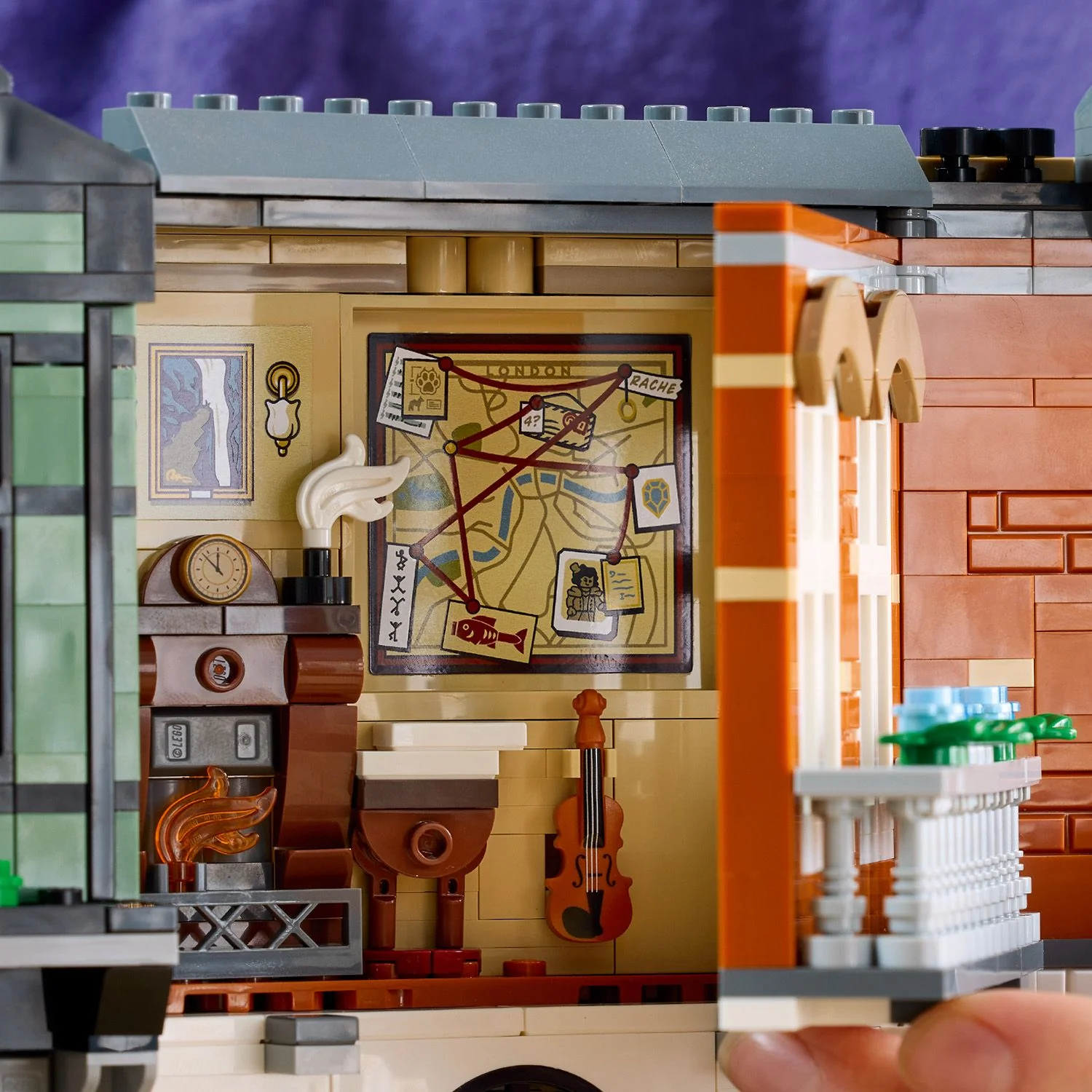 LEGO® ICONS Sherlock Holmes: Book Nook