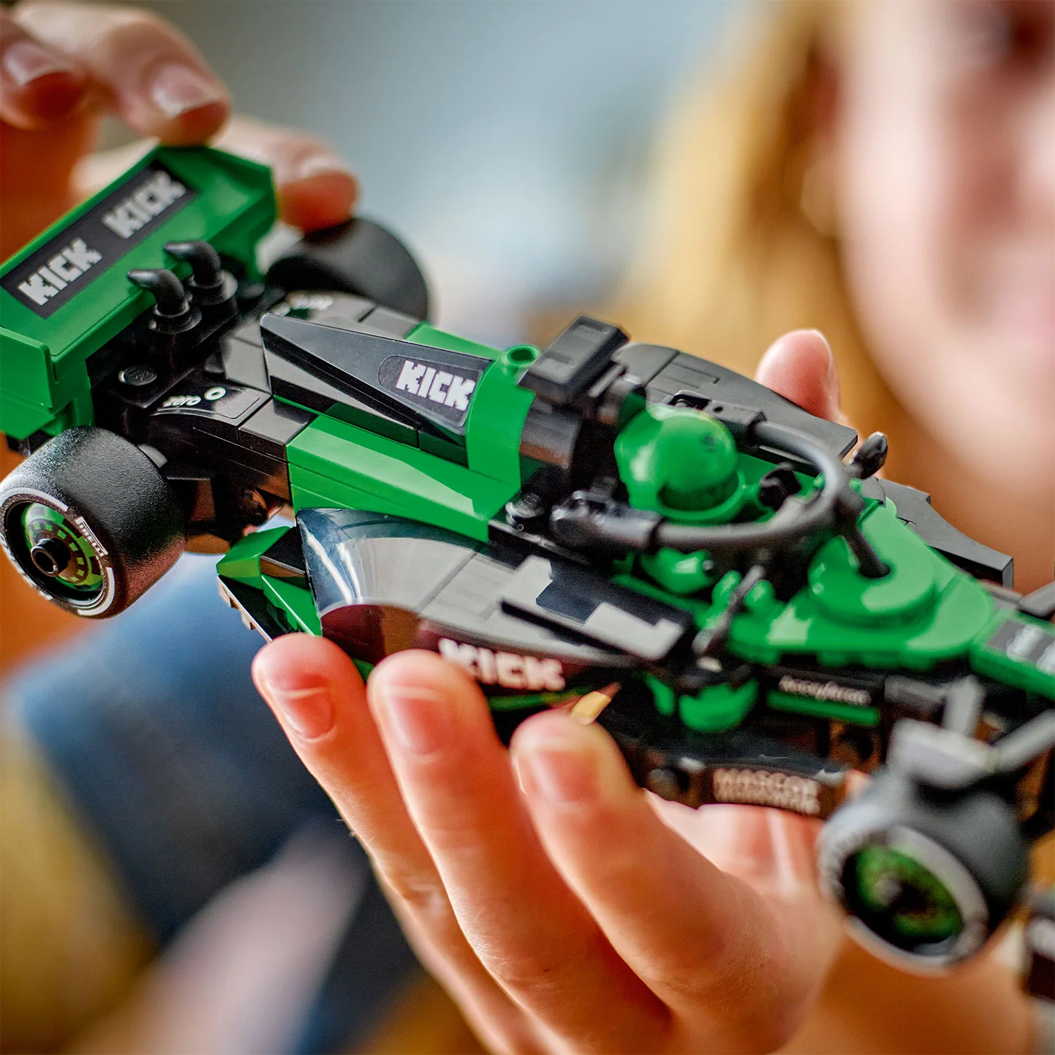 LEGO® Speed Champions - KICK Sauber F1® Team C44 Race Car