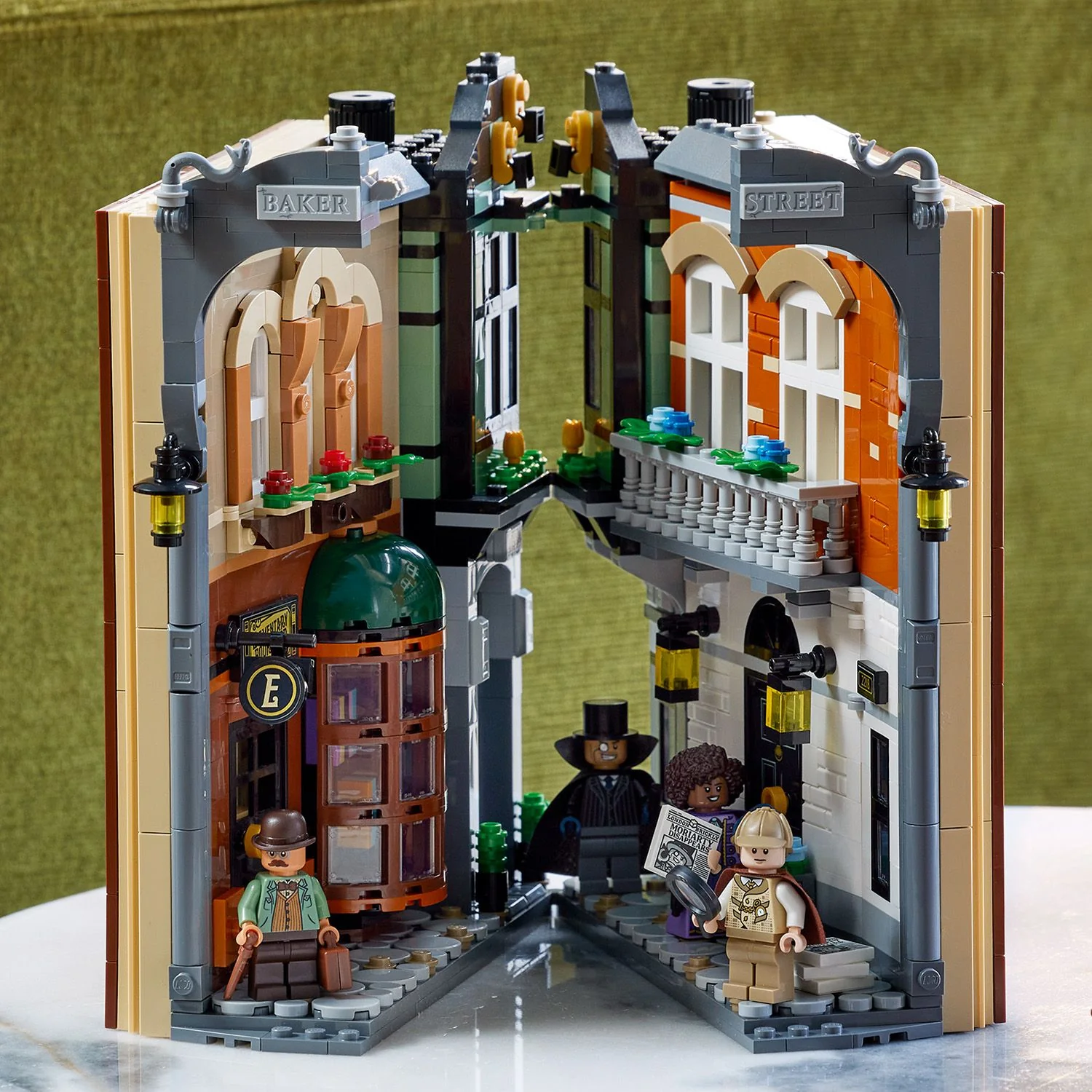 LEGO® ICONS Sherlock Holmes: Book Nook