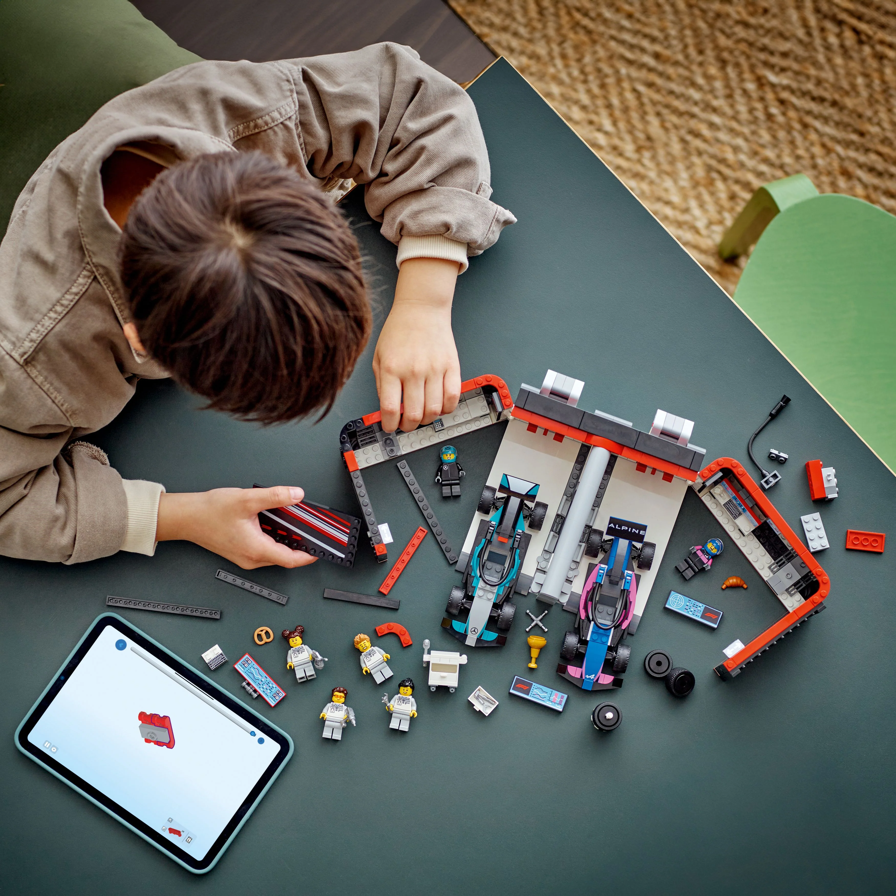 LEGO® City F1® Garage & Mercedes-AMG & Alpine Cars